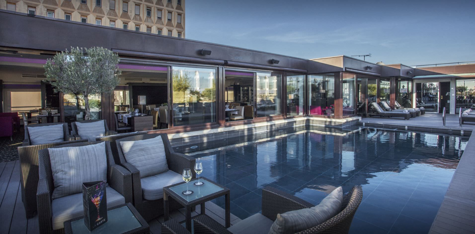 Vue sur le restaurant Le Vertigo au bord de la piscine de l'hôtel Pullman à Montpellier