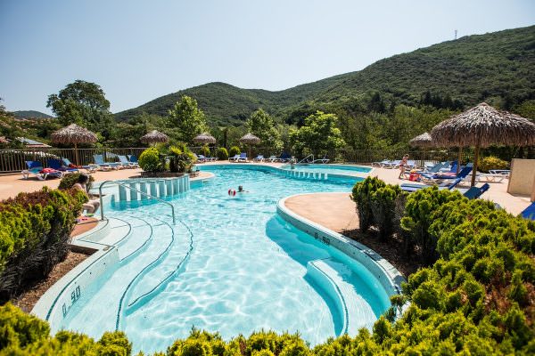 Piscine du camping Les Cerisiers du Jaur dans le Parc naturel régional du Haut-Languedoc