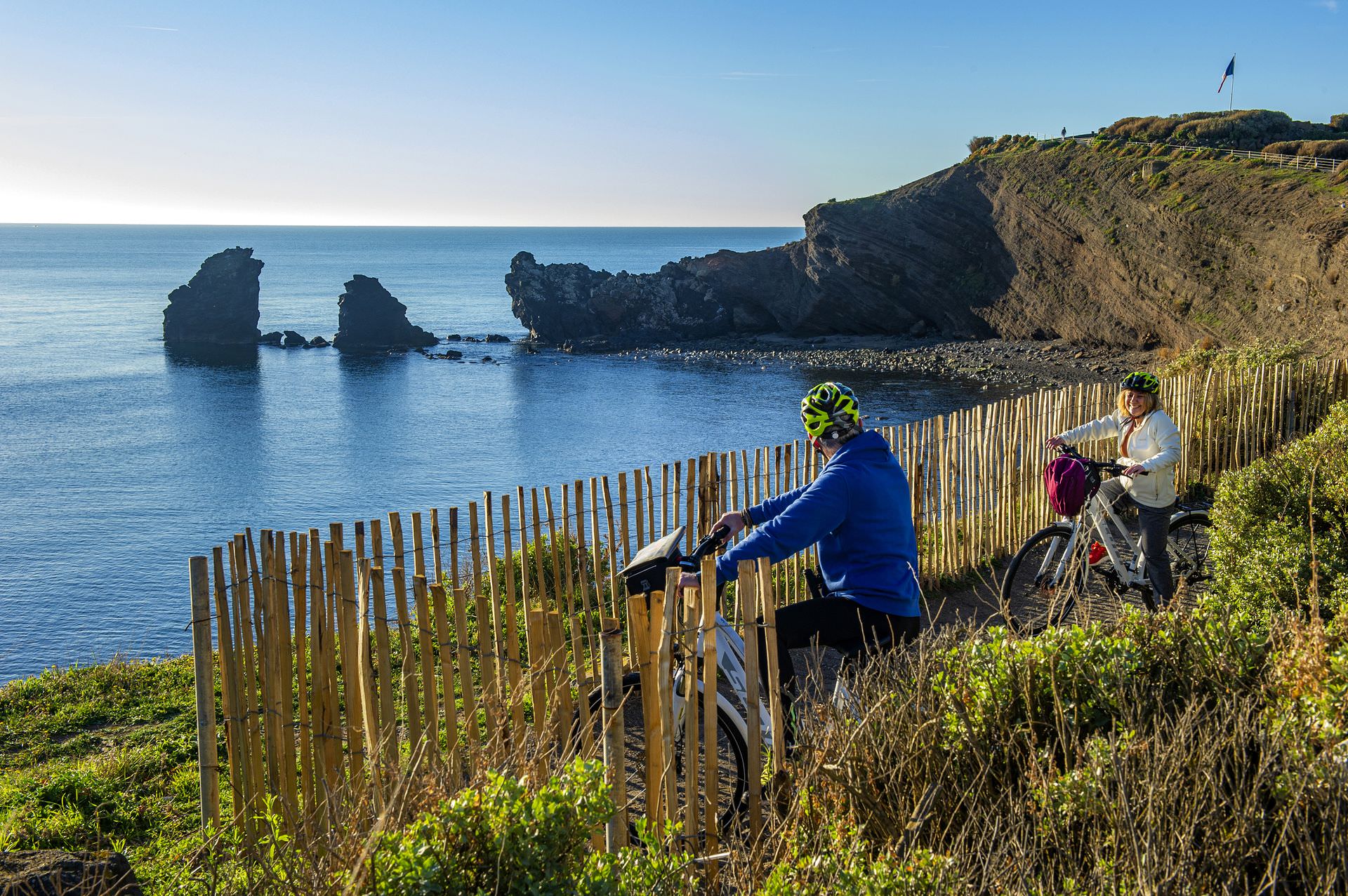 Couple de quinqua en vélo au dessus de la Plage de la Grande Conque au Cap d'Agde