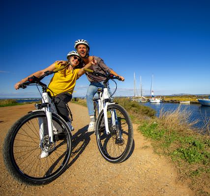 Couple de jeunes à vélo sur la Pointe des Onglous à Marseillan