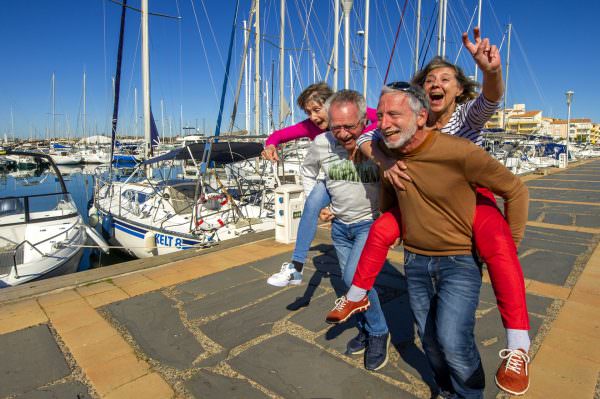 Balade d'un groupe d'amis quincas sur le Port du Cap d'Agde