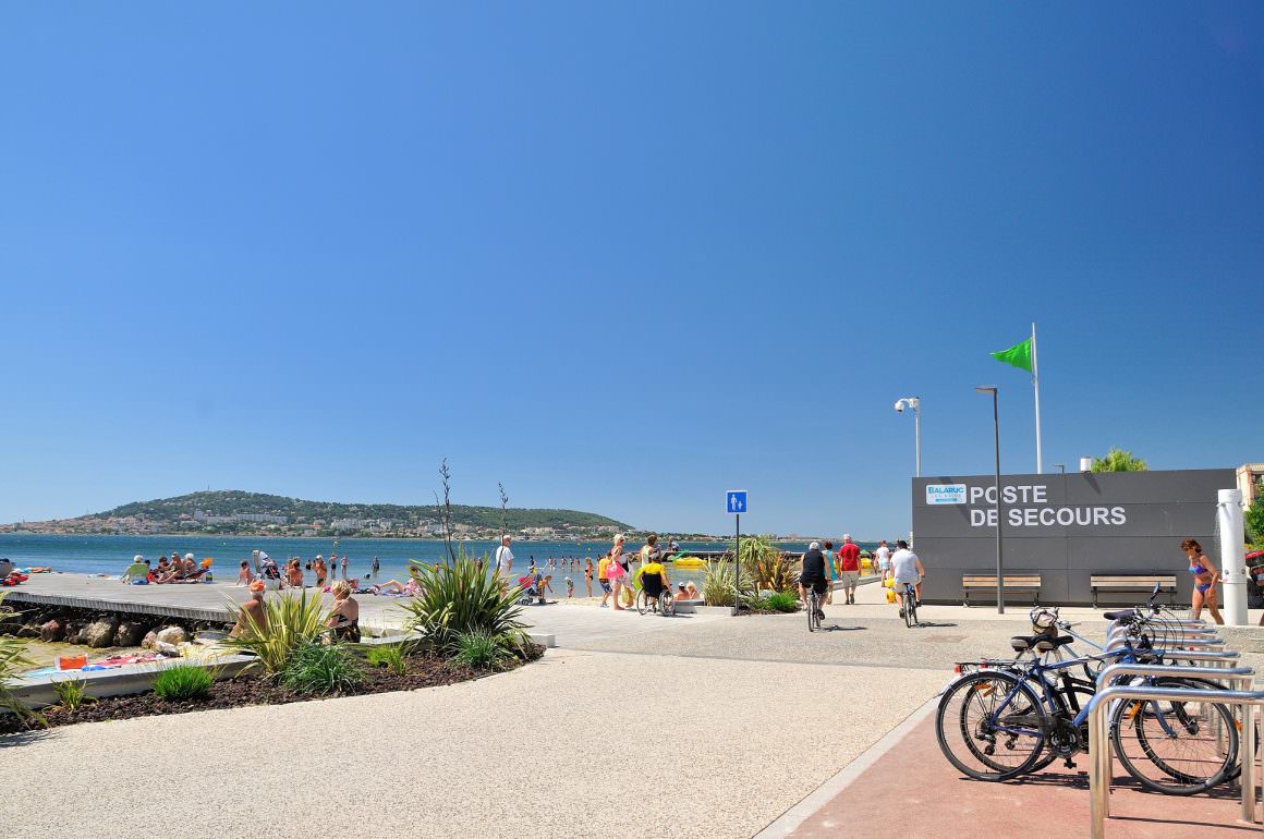 Plage Tourisme Handicap du poste de secours