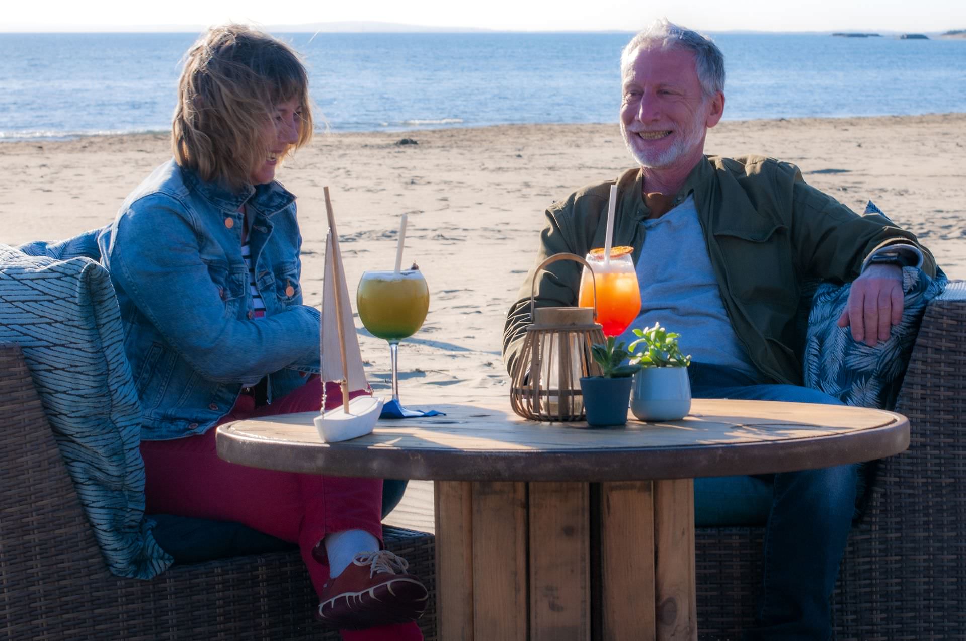 Un couple de Quincas en terrasse sur une plage du Cap d'Agde