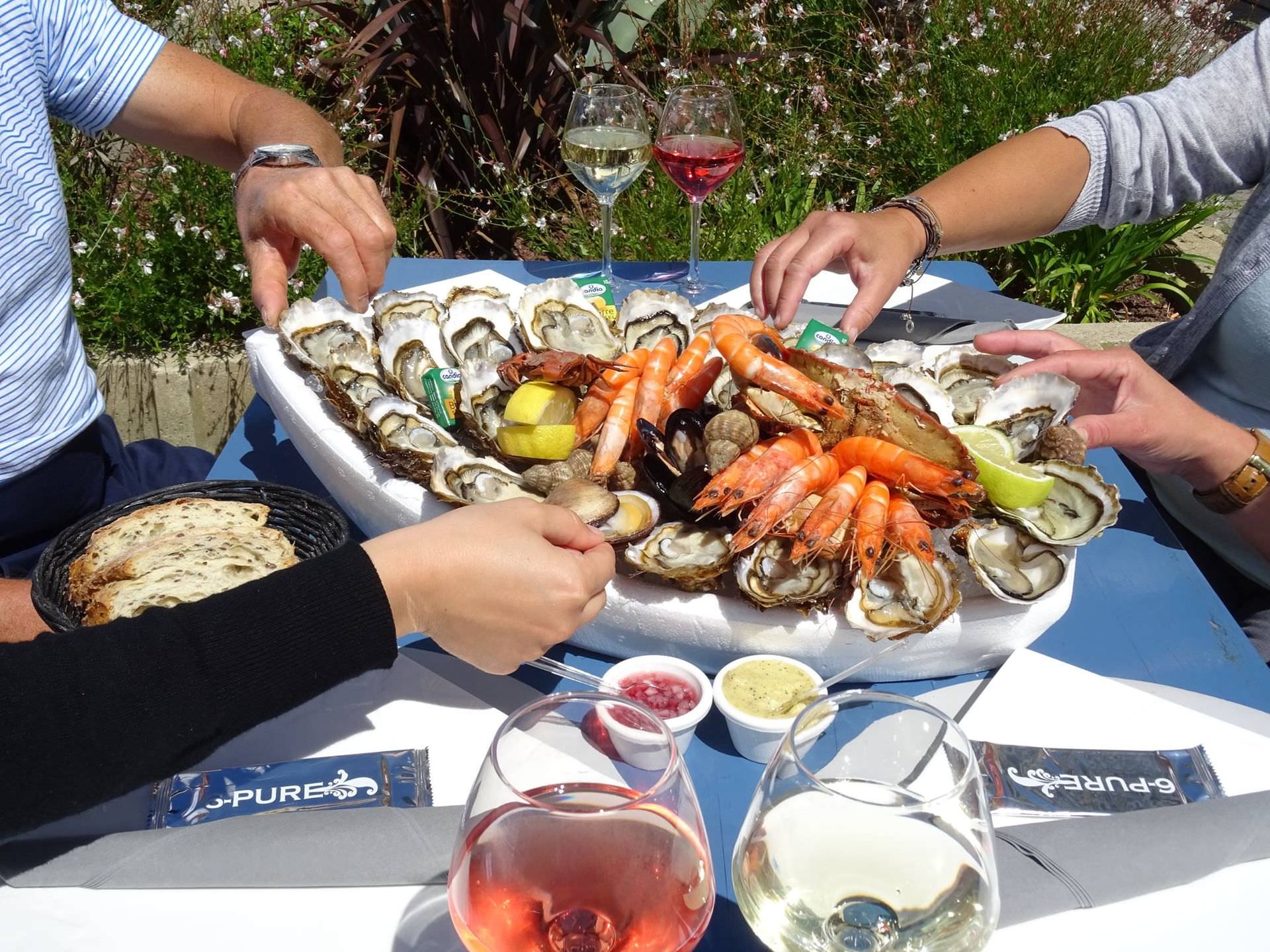 Dégustation d'un plateau de coquillages et fruits de mer à La Grande Motte entre amis