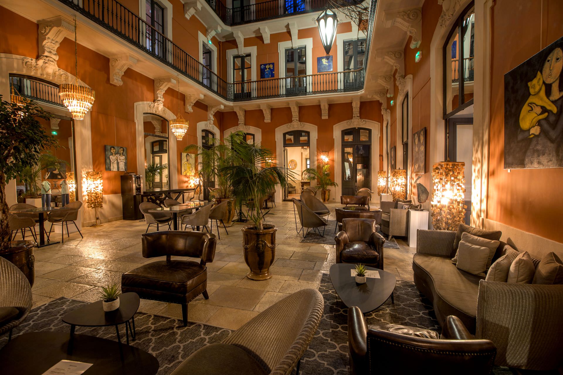 Patio éclairé du Grand Hôtel de Sète