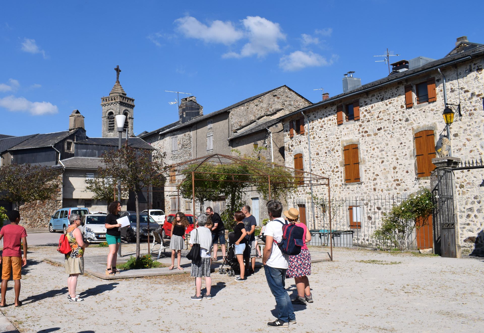 Groupe de personnes en visite guidée à La Salvetat sur Agout