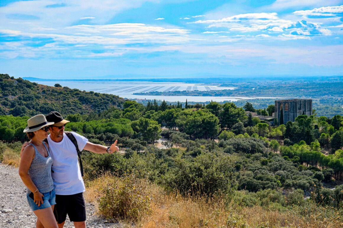 Randonneur et vue sur la lagune de Thau