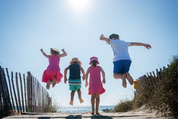 Enfants sur la plage à Frontignan