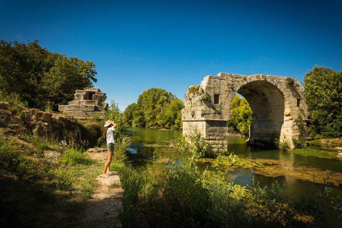 Femme qui admire le Pont d'Ambrussum