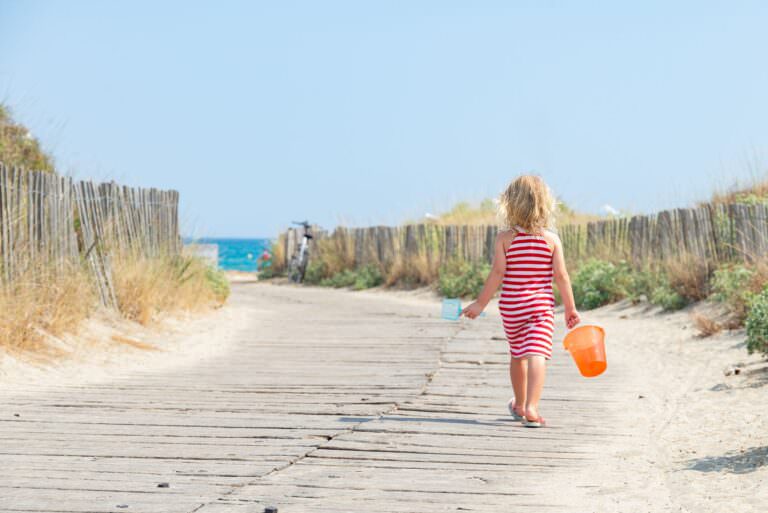 Petite fille sur la plage de Marseillan