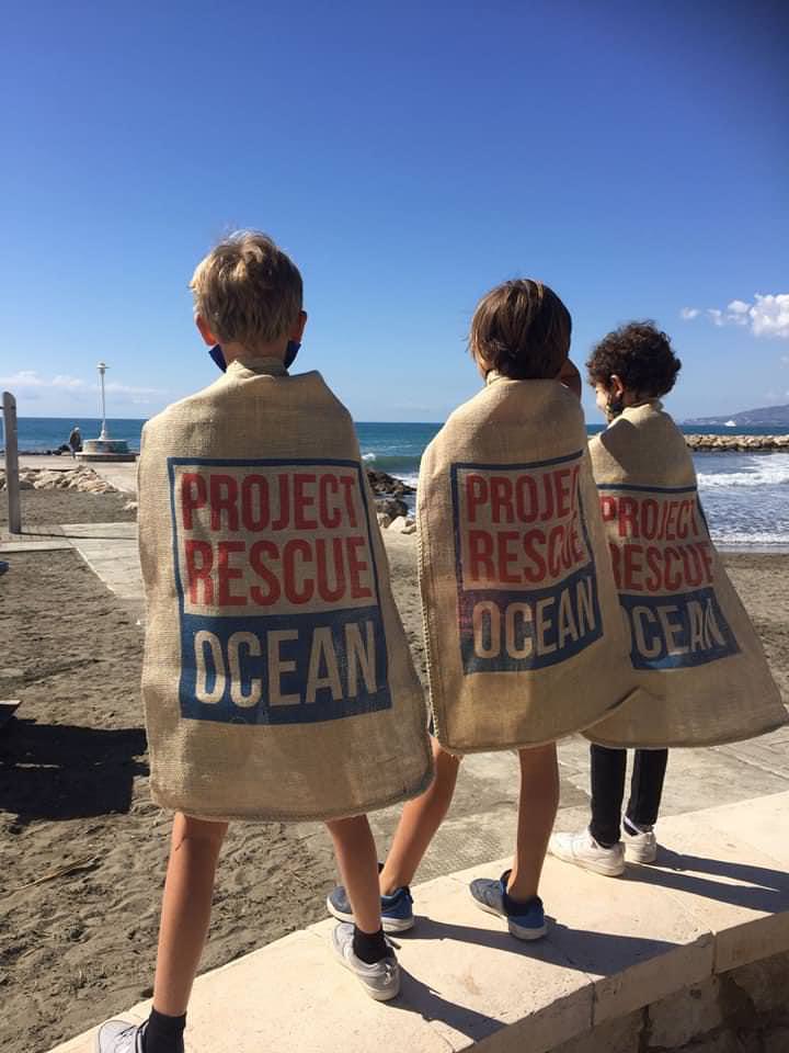 Enfants lors d'une collecte des déchets de Project Rescue Ocean