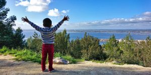 Un enfant admire la vue depuis les Pierres-Blanches à Sète