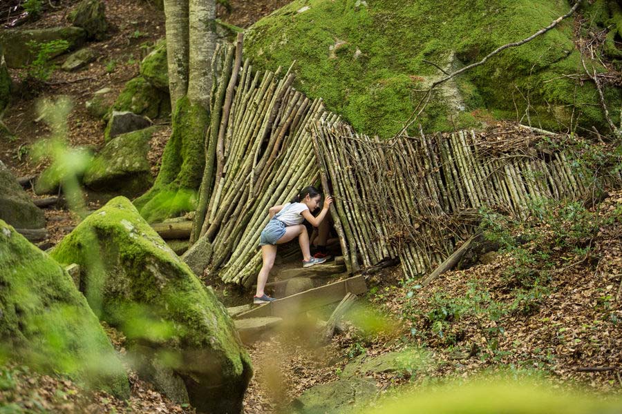 © Office de Tourisme Monts et Lacs en Haut-Languedoc Enfants sur le sentier de l'enfant sauvage en Monts et Lacs en Haut-Languedoc