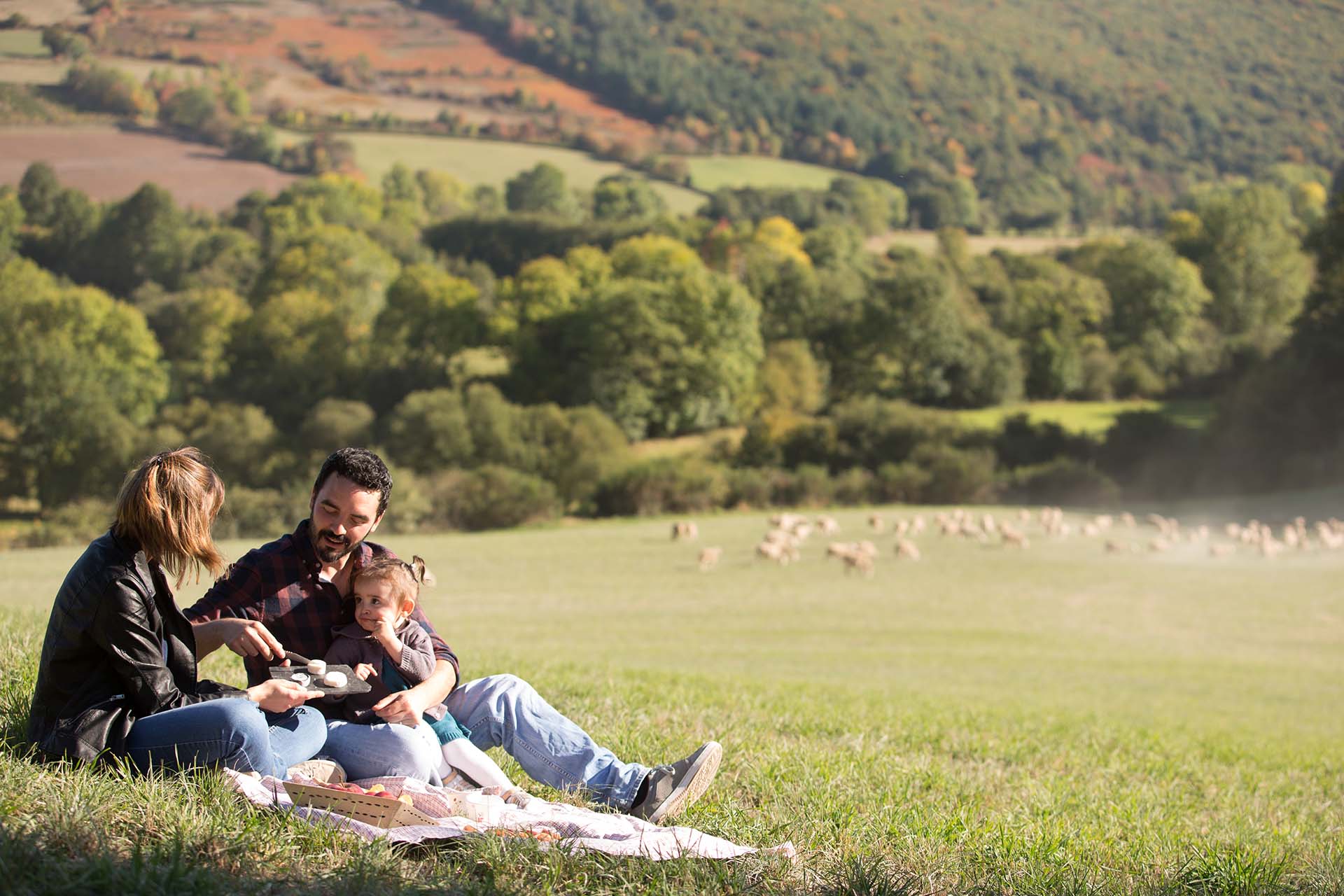 © Office de Tourisme Detsination Haut-Languedoc Pique-nique en famille en Monts et Lacs en Haut-Languedoc