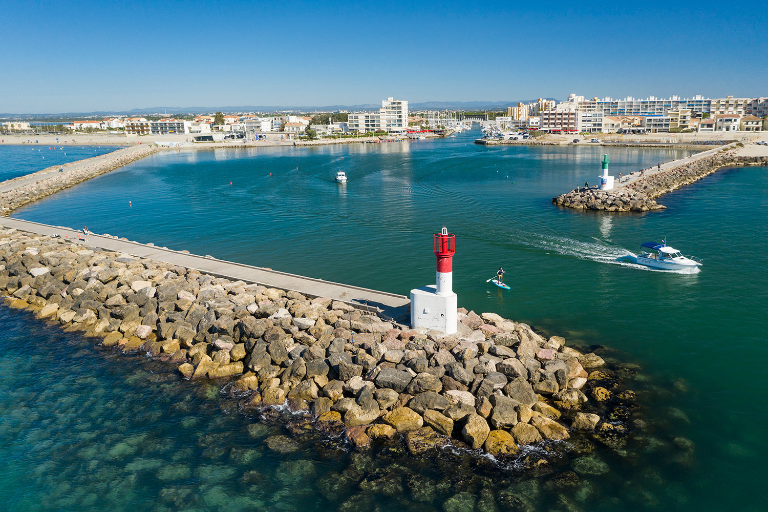 Avant port de Carnon, rive gauche. La jetée avec son phare rouge sont mis en avant avec une vue d'ensemble de la rive gauche.