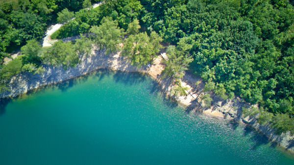 Vue aérienne du lac des Monts d'Orb à Avène