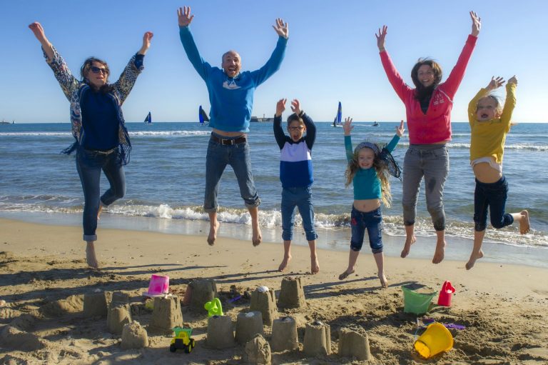 Construction de châteaux de sable en famille sur la plage Richelieu au Cap d'Agde