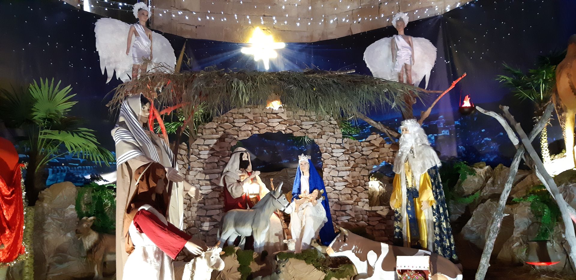 Crèche grandeur nature à la Chapelle des Pénitents d'Aniane dans le cadre des Fééries de Noël