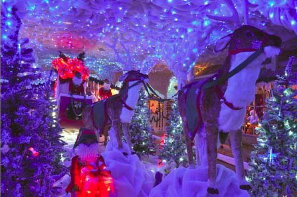 Illuminations au village du Père Noël aux Fééries de Noël d'Aniane