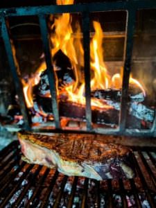 Grillade au feu de bois au restaurant Le Bistrot Larzac dans le village de La Vacquerie sur le Causse du Larzac