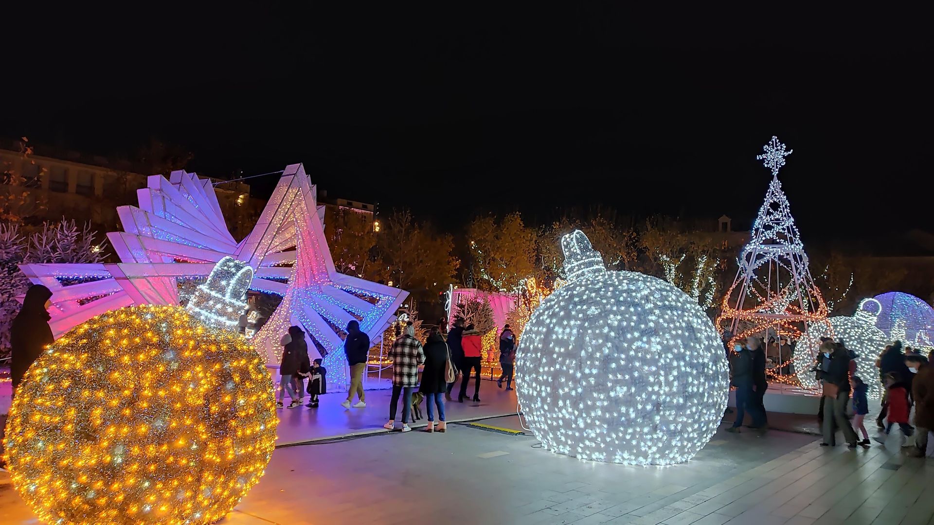 Illuminations de Noël à Béziers sur la place Jean Jaurès
