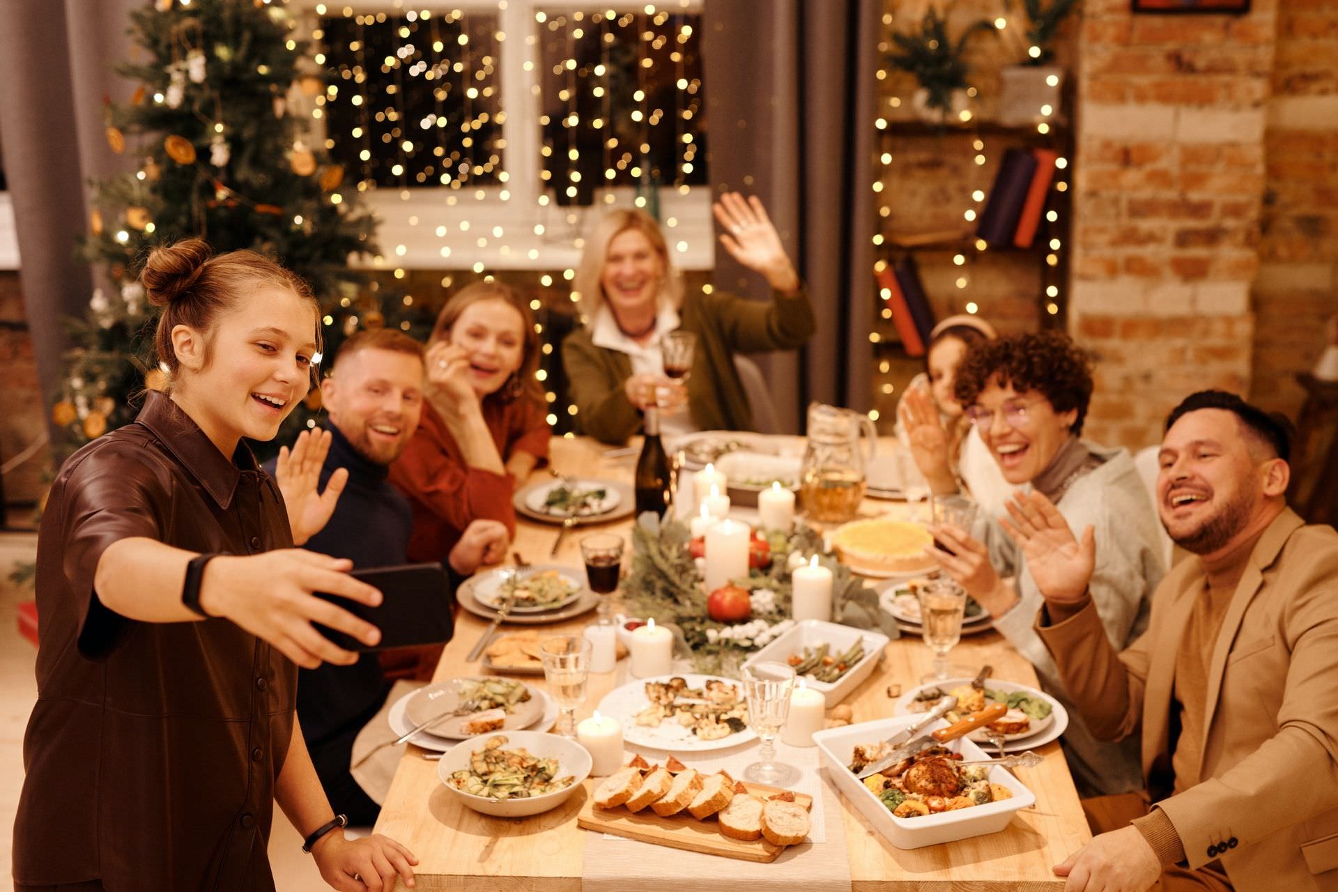 En famille autour de la table de Noël