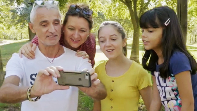 Famille qui se prend en selfie à Béziers
