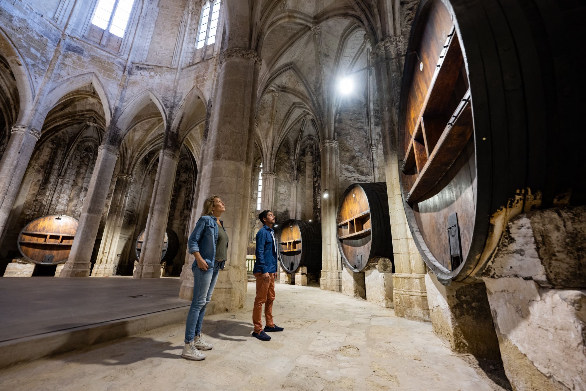Un couple en train de visiter de l'Abbaye de Valmagne