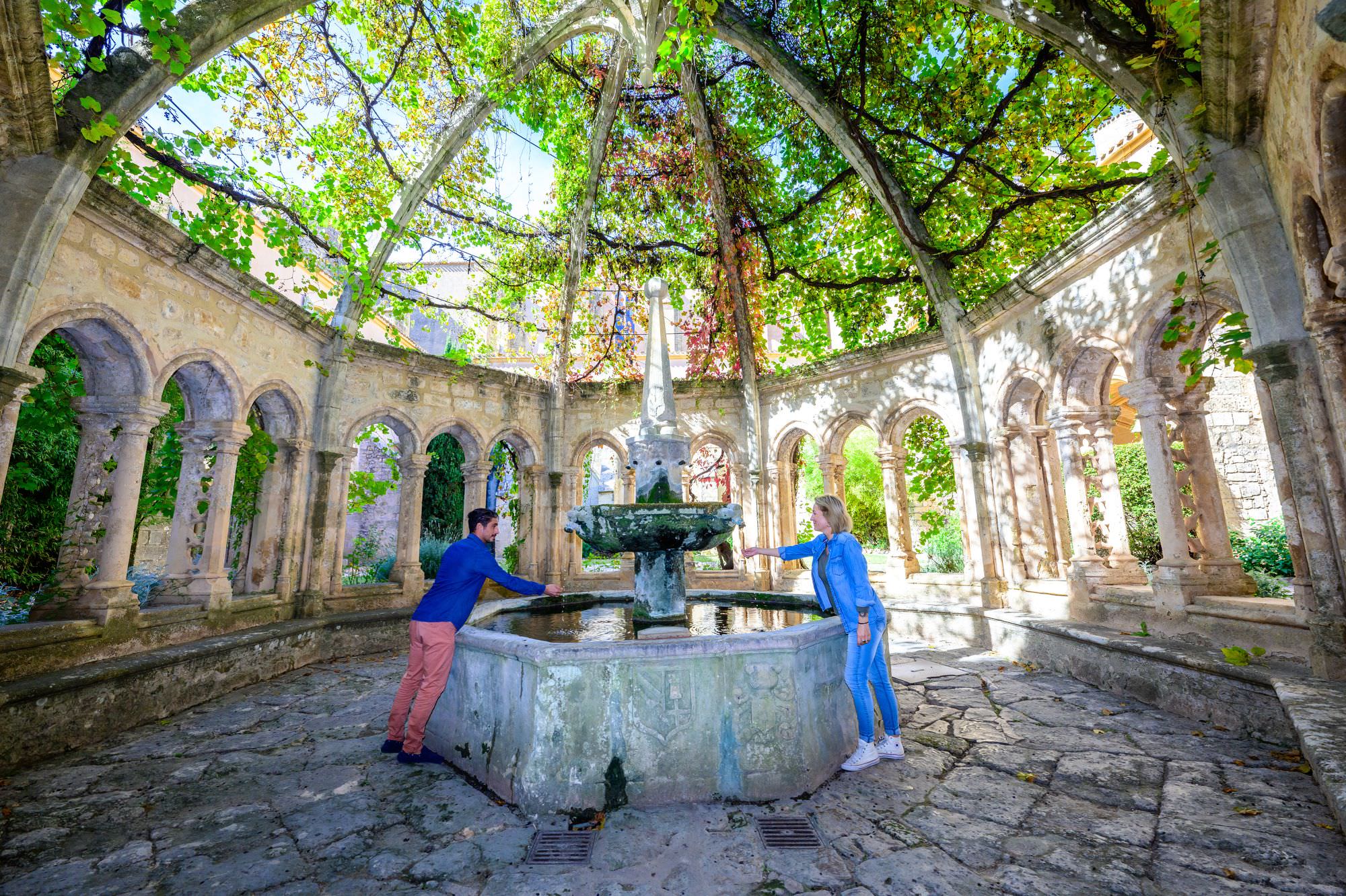 Un couple en train de visiter de l'Abbaye de Valmagne