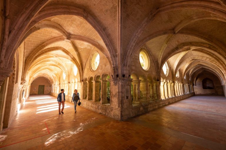 Un couple en train de visiter de l'Abbaye de Valmagne