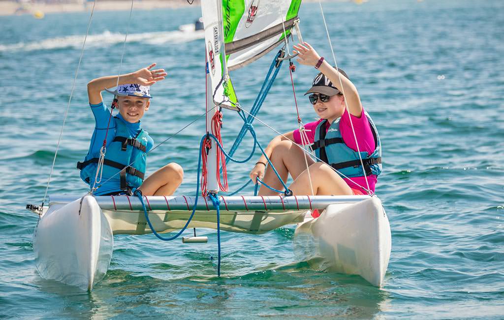 Enfants sur un catamaran avec le Centre Nautique du Cap d'Agde