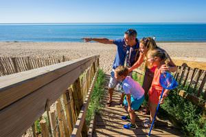 Famille à la plage à Vias