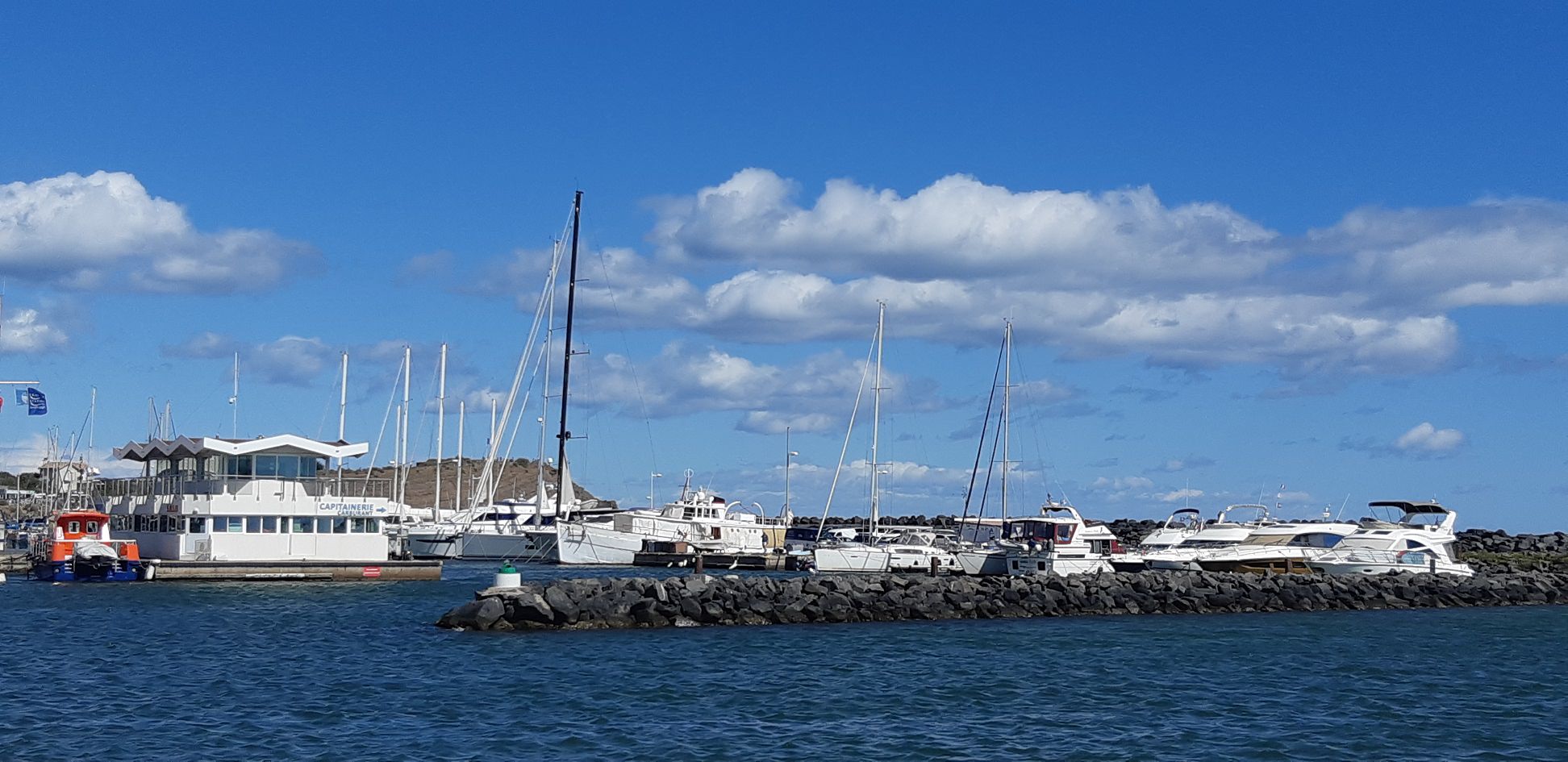 Vue d'un bateau en mer sur la capitainerie