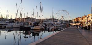 Promenade autour du port dans le centre ville