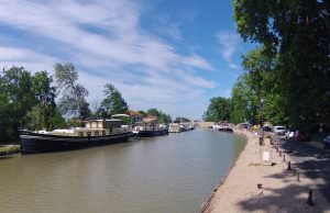 Village de Capestang au bord du Canal du Midi, avec son pont de pierre, ses péniches...