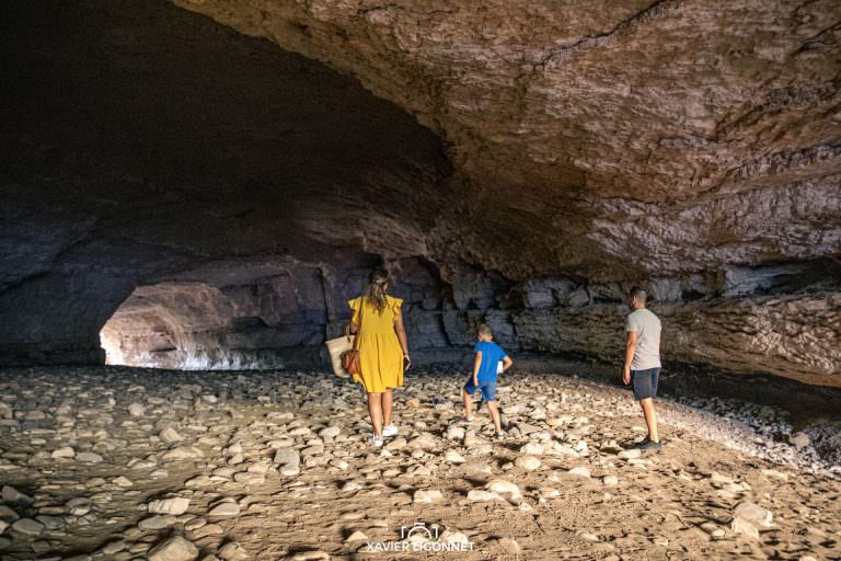 Famille vers les Ponts Naturel Minerve