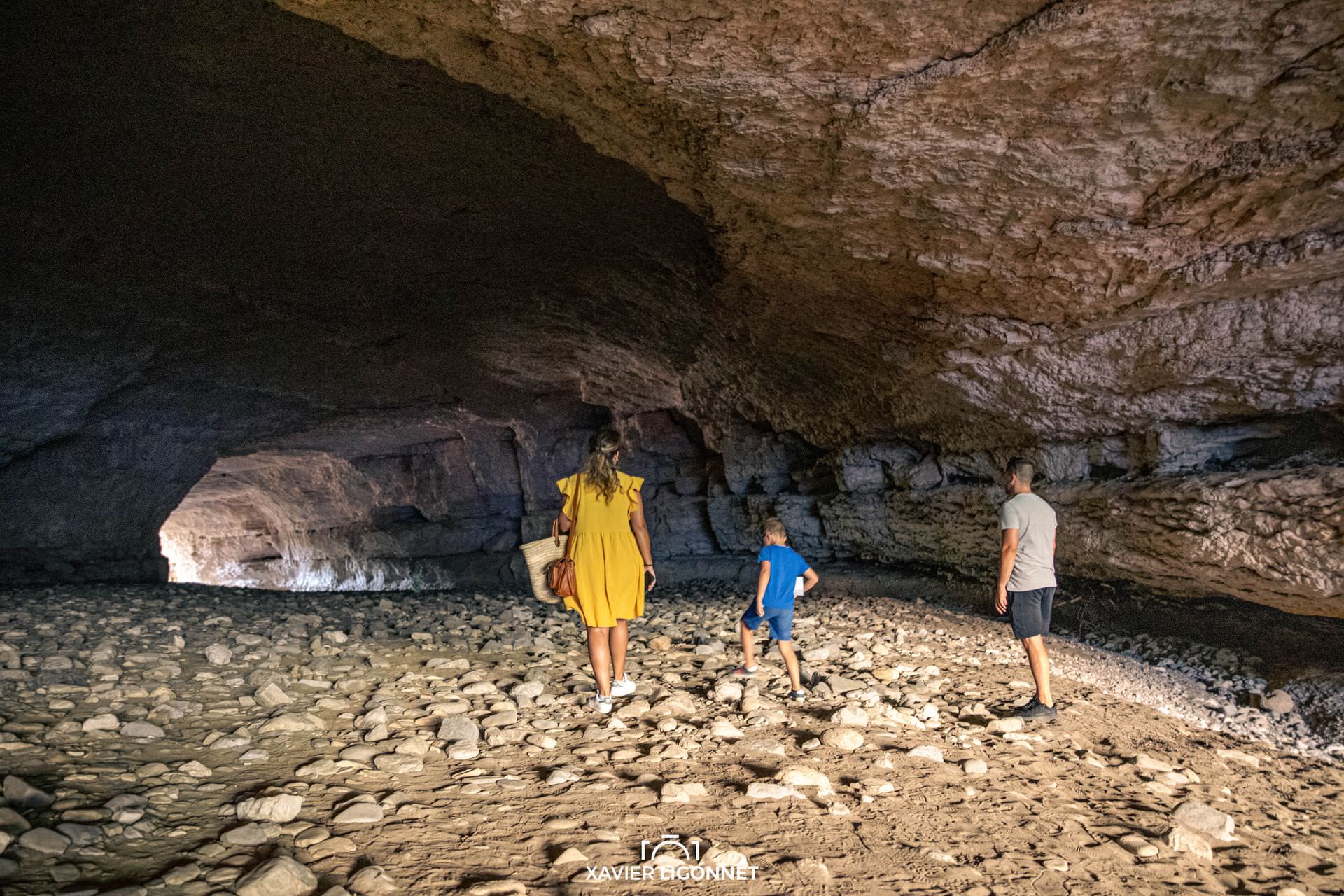 Famille vers les Ponts Naturel Minerve