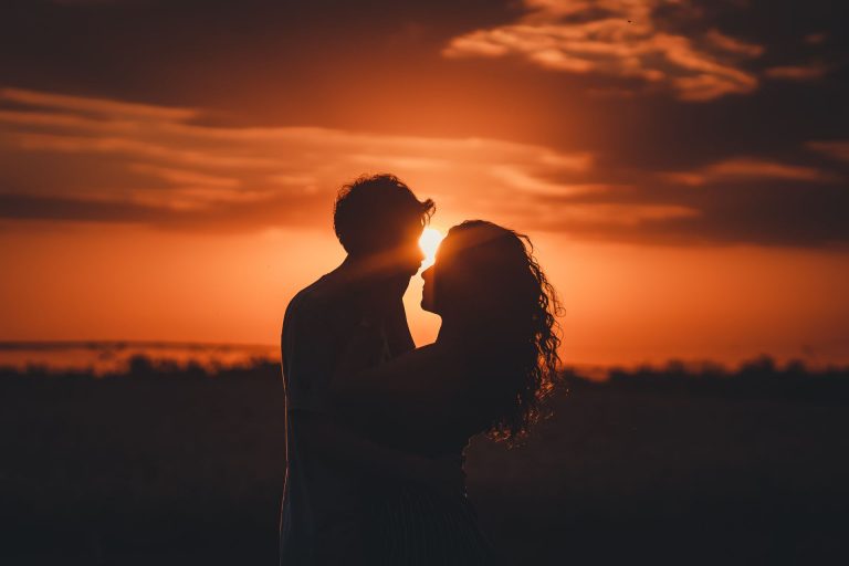 couple à la Saint Valentin devant un coucher de soleil