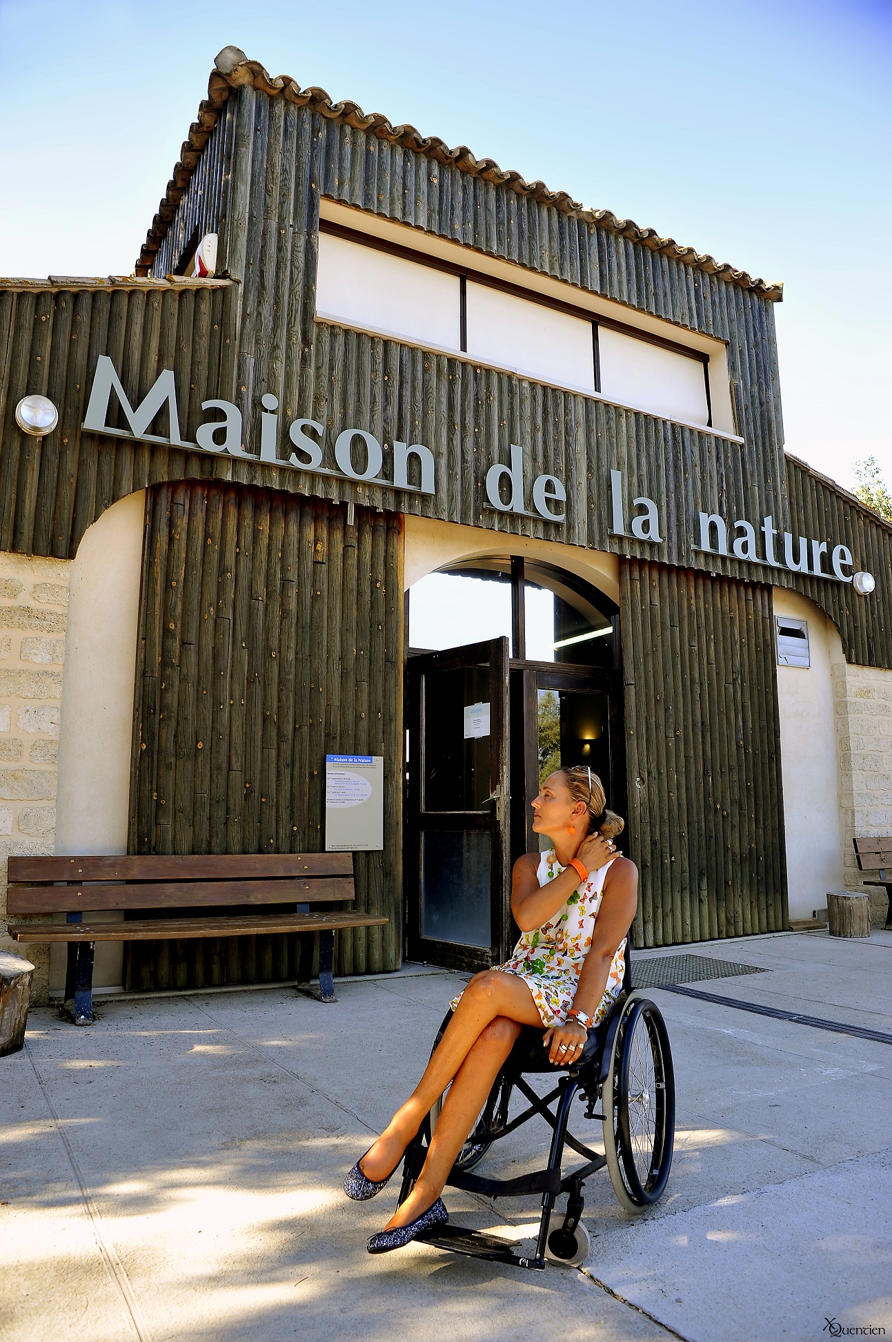 Femme en fauteuil roulant devant la maison de la nature à Lattes