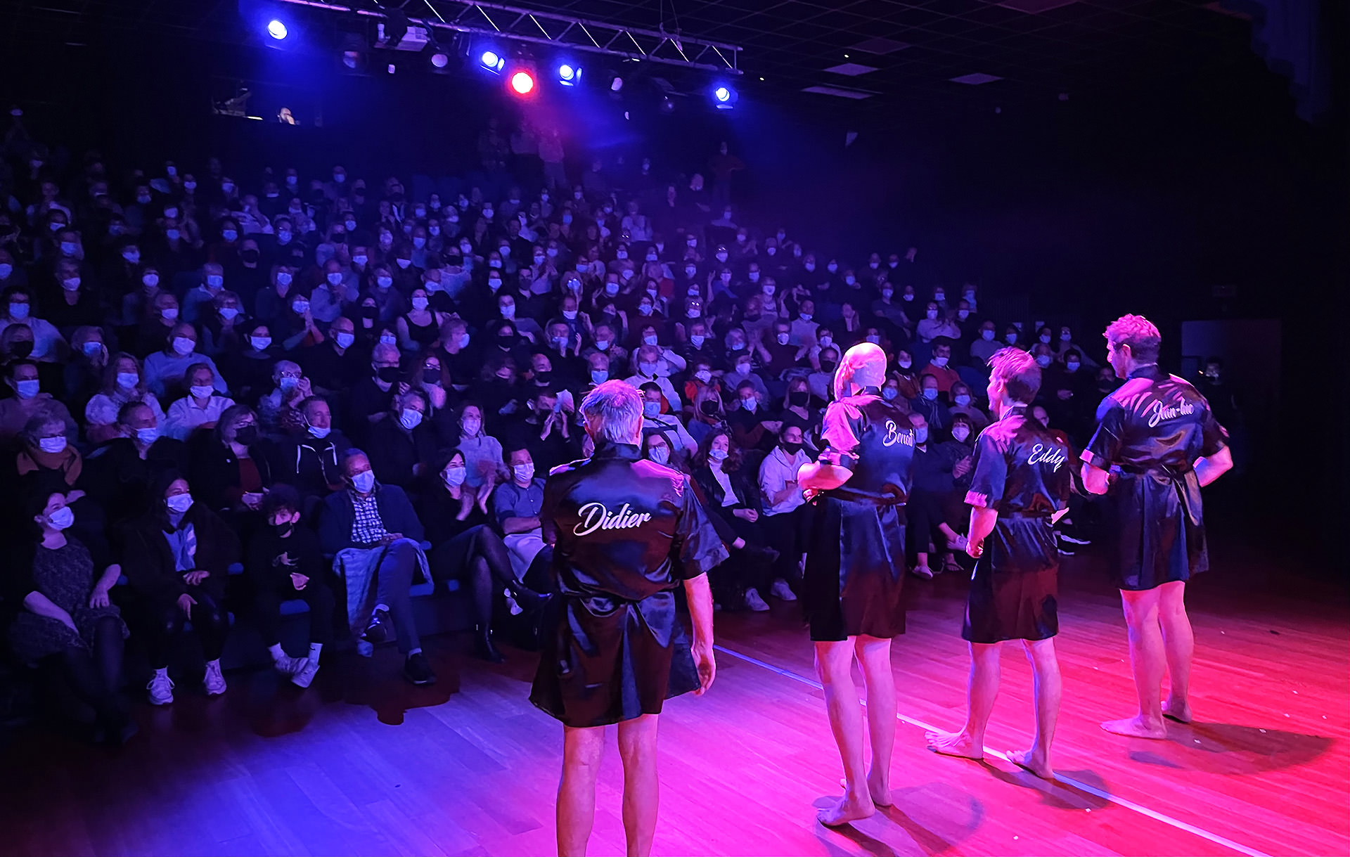 4 comédiens sur scène face à leur public joue une pièce de théâtre boulevard