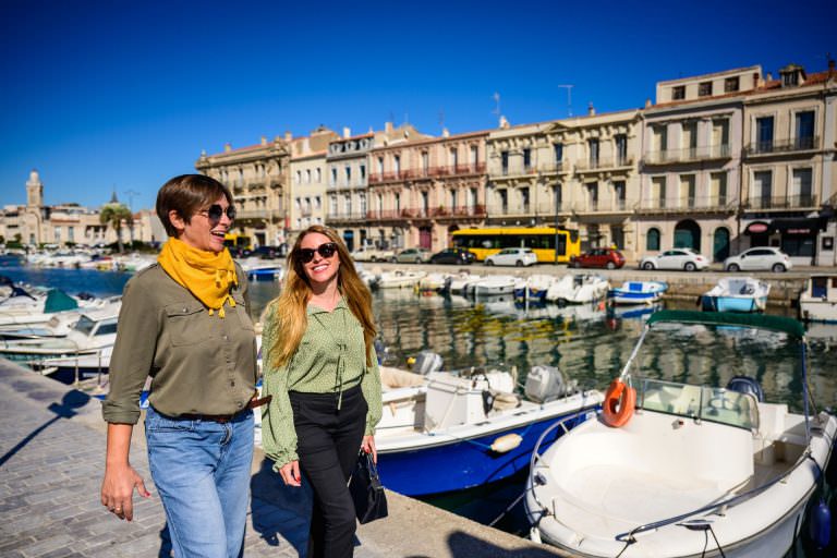 Copines qui se baladent sur les quais de Sète