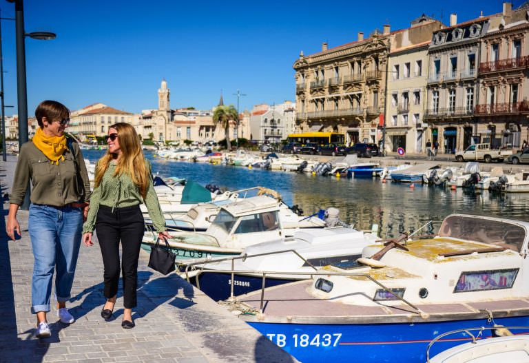 Copines qui se baladent sur les quais de Sète