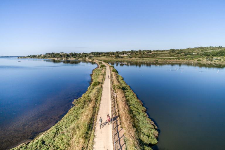 Couple à vélo sur la Voie Verte en Archipel de Thau