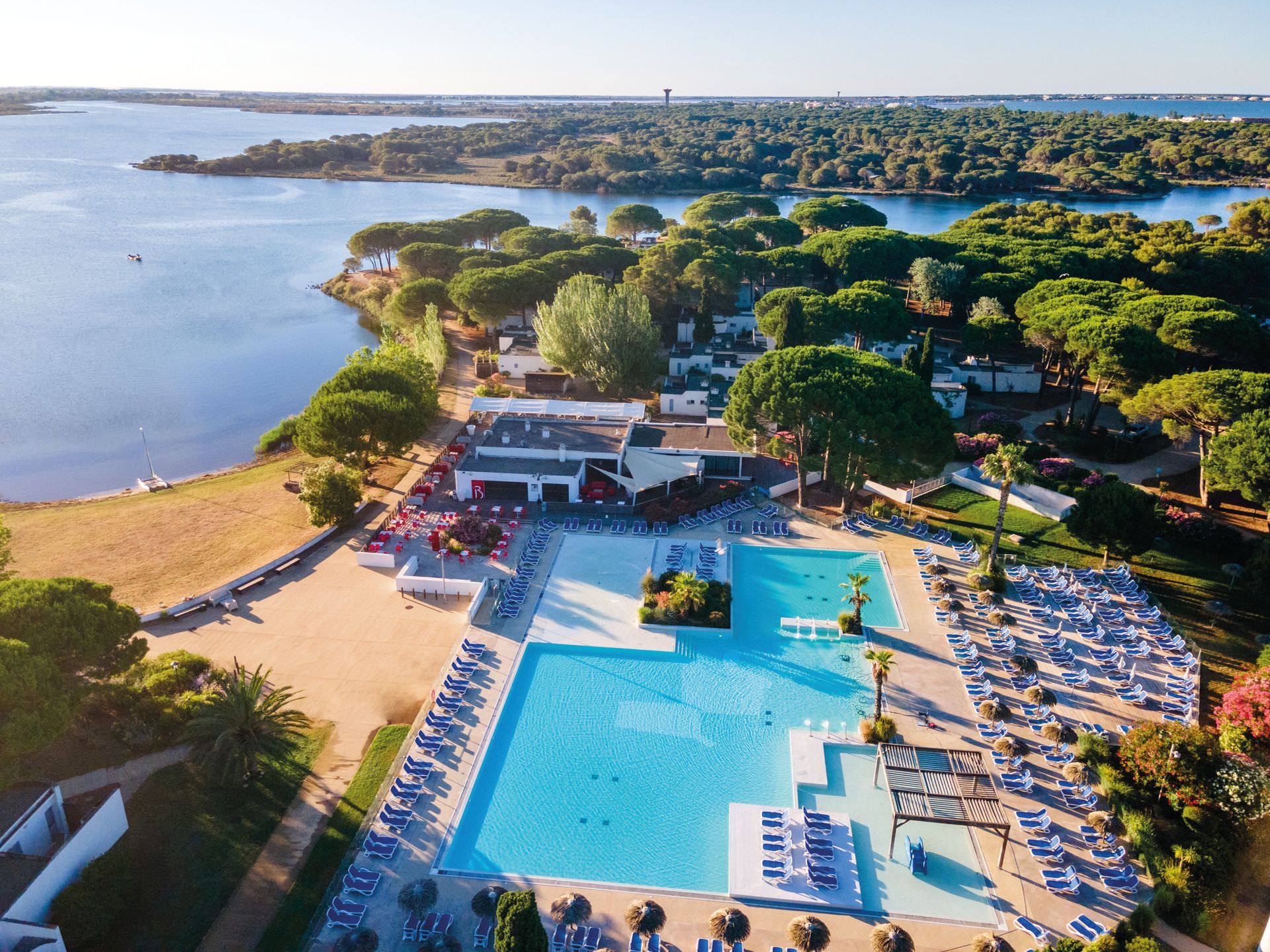 Vue aérienne sur le village de vacances Belambra Club La Presqu'île du Ponant situé au bord de l'étang du Ponant à La Grande Motte