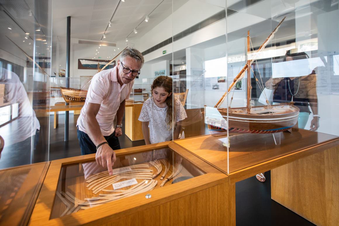 Famille qui visite le Musée de la mer à Sète