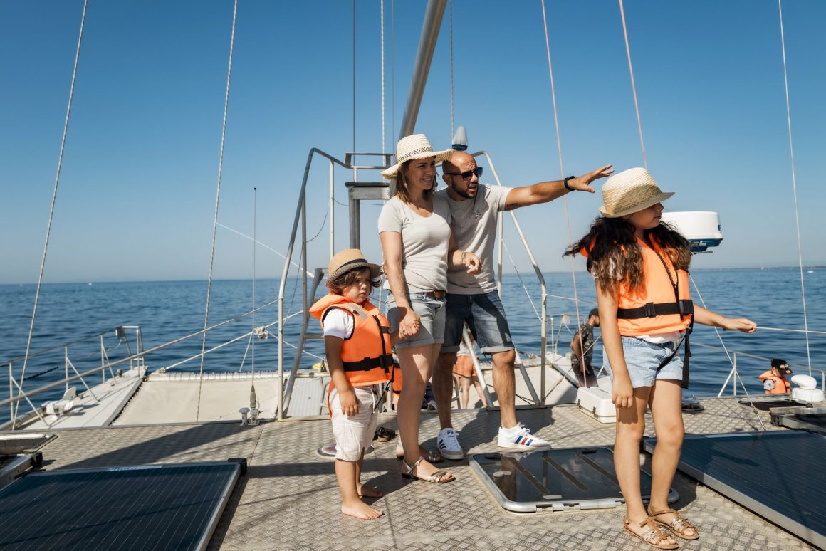 Famille en croisière sur un catamaran