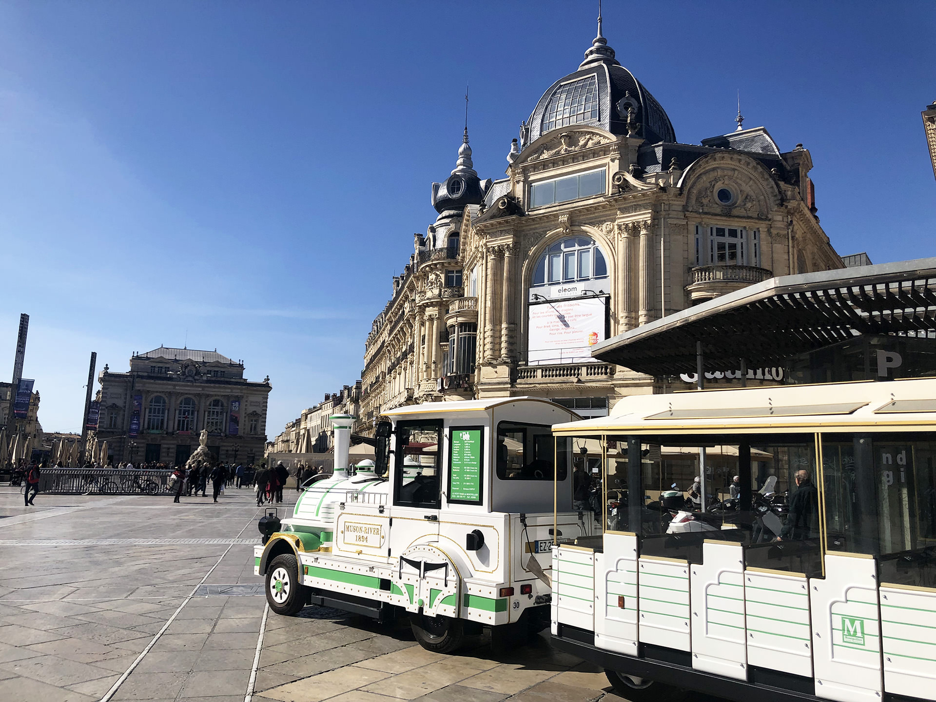 Petit train électrique de Montpellier sur la place de la Comédie