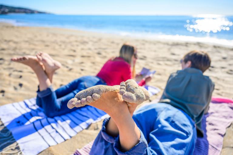 Farniente entre copines sur la plage du lido à Sète les pieds dans le sable