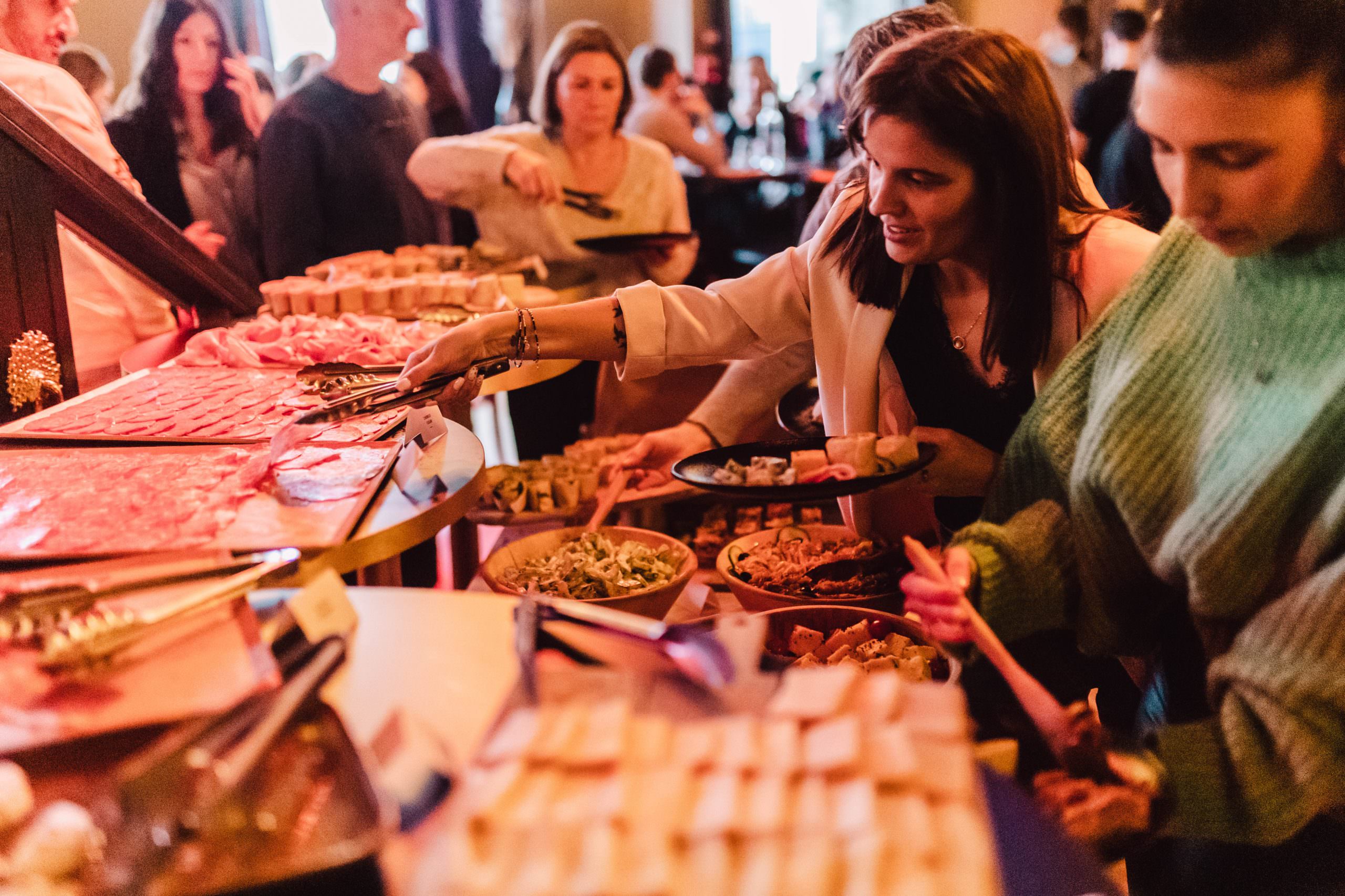 Groupe de jeunes se servant au buffet à volonté du brunch Les Mômes