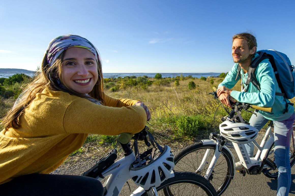 Couple à vélo sur la Voie verte Archipel de Thau